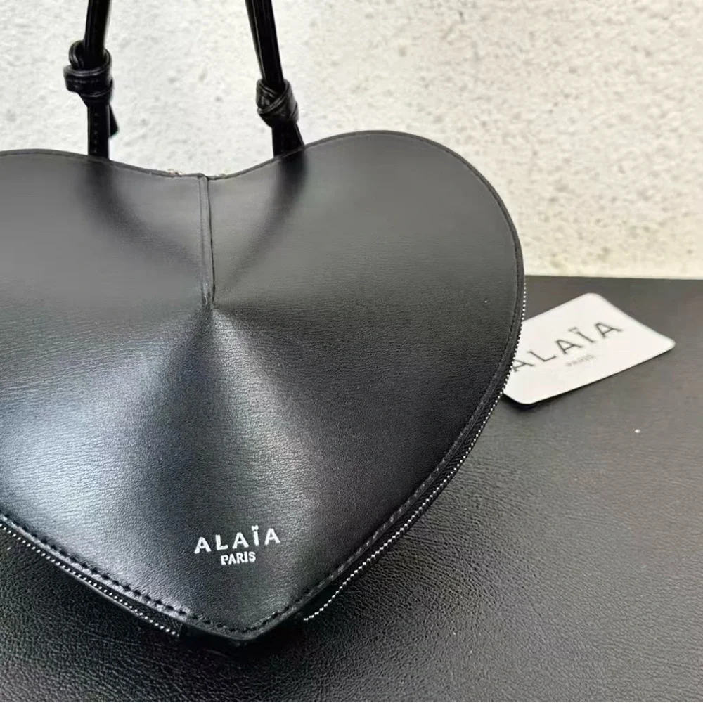 ALAIA black heart-shaped handbag - Picture 4 of 5
